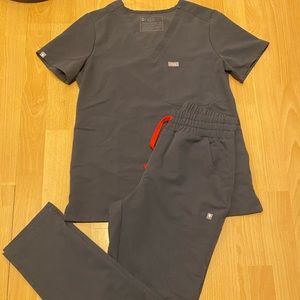 FIGS SCRUBS IN CHARCOAL